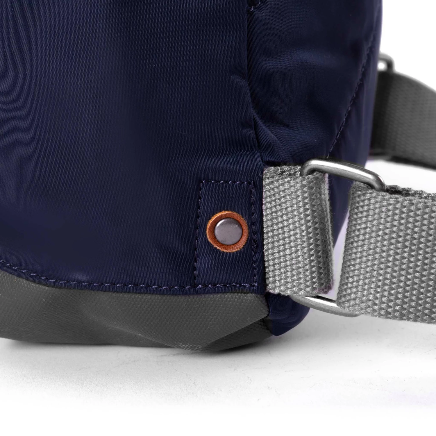 Mochila Roka London Bantry B Mediana Azul (Midnight) 6 Mochila Roka London Bantry B Mediana Azul (Midnight) - Imagen 4