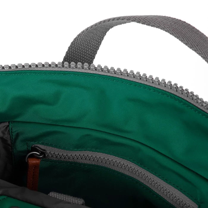 Mochila Roka London Bantry B Pequeña Sostenible Nylon Verde (Emerald) 7 Mochila Roka London Bantry B Pequeña Sostenible Nylon Verde (Emerald) - Imagen 5