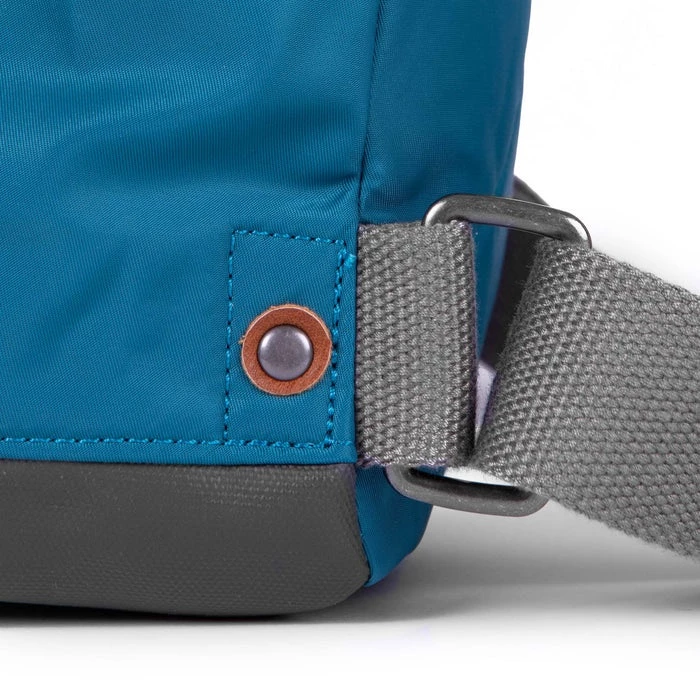 Mochila Roka London Bantry B Mediana Sostenible Nylon Turquesa (marine) 6 Mochila Roka London Bantry B Mediana Sostenible Nylon Turquesa (marine) - Imagen 4
