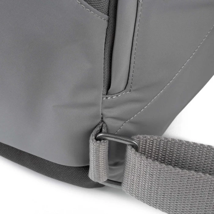 Mochila Roka London Canfield B Mediana Sostenible Nylon Gris (Stormy) 8 Mochila Roka London Canfield B Mediana Sostenible Nylon Gris (Stormy) - Imagen 6