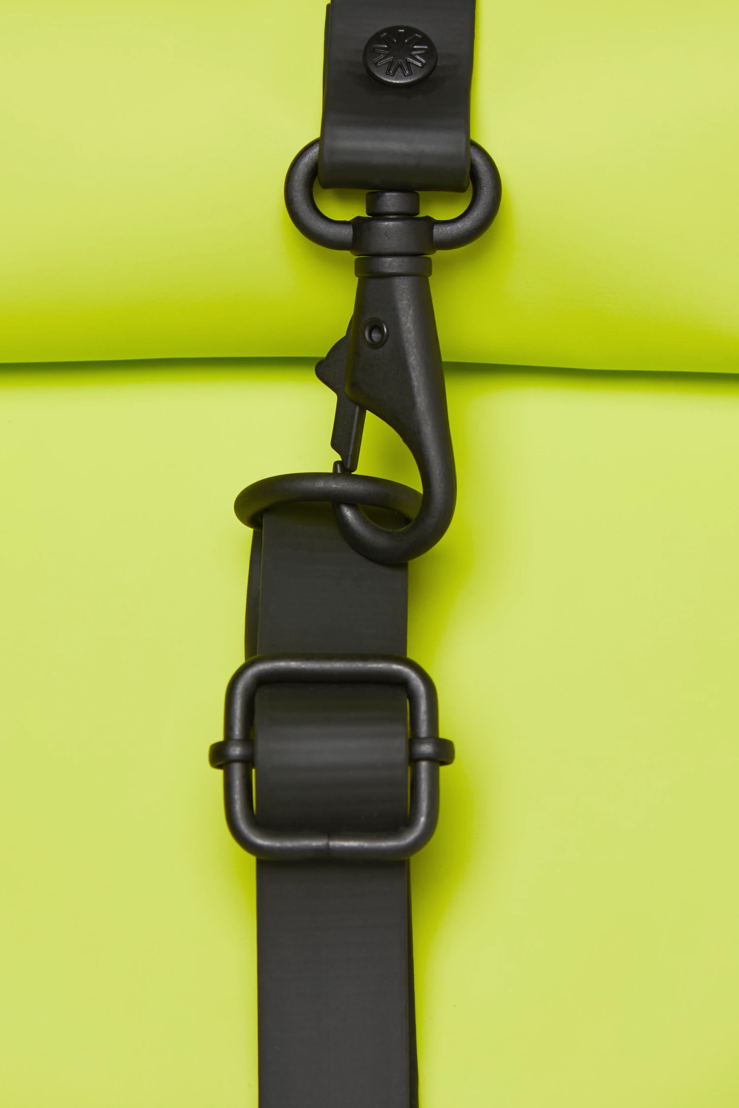 Mochila Rains Rolltop Rucksack Mini Lima (Reflective Digital Lima) 5 Mochila Rains Rolltop Rucksack Mini Lima (Reflective Digital Lima) - Imagen 3