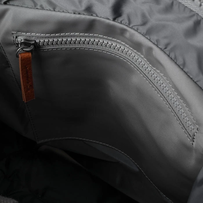 Mochila Roka London Canfield B Mediana Sostenible Nylon Gris (Stormy) 9 Mochila Roka London Canfield B Mediana Sostenible Nylon Gris (Stormy) - Imagen 7