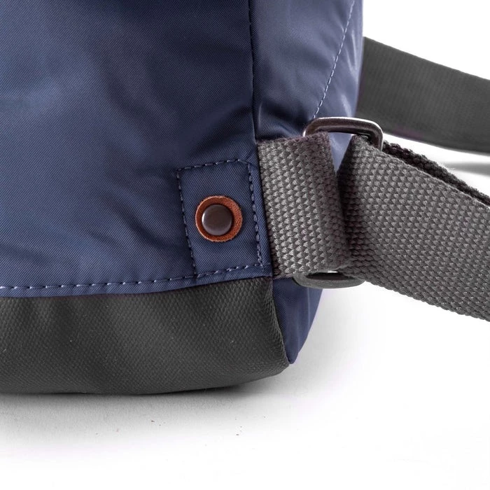 Mochila Roka London Bantry B Mediana Sostenible Nylon Azul (Airforce) 9 Mochila Roka London Bantry B Mediana Sostenible Nylon Azul (Airforce) - Imagen 7