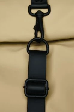 Mochila Roll Top Rucksac Rains Arena (Sand) 9 Mochila Roll Top Rucksac Rains Arena (Sand) -Equipaje Tienda de ventas 30334