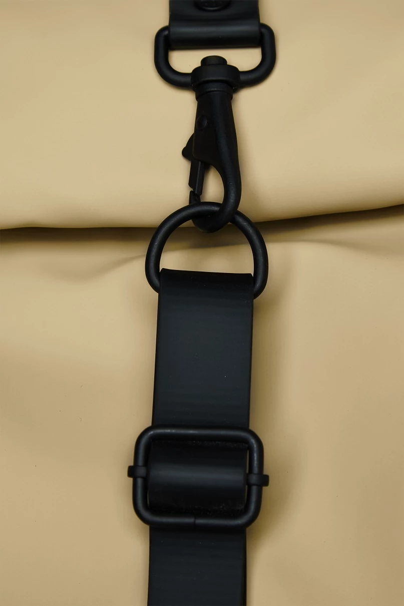 Mochila Roll Top Rucksac Rains Arena (Sand) 6 Mochila Roll Top Rucksac Rains Arena (Sand) - Imagen 4