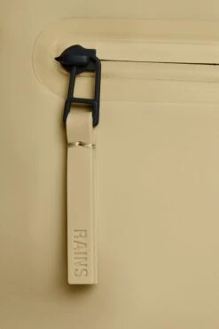 Mochila Roll Top Rucksac Rains Arena (Sand) 8 Mochila Roll Top Rucksac Rains Arena (Sand) -Equipaje Tienda de ventas 30400