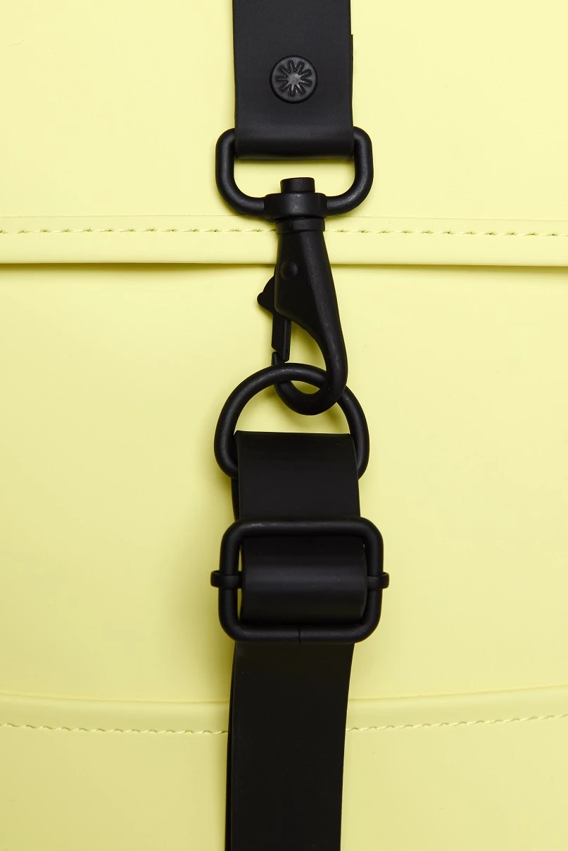 Mochila Rains Mini Amarillo (Straw) 5 Mochila Rains Mini Amarillo (Straw) - Imagen 3