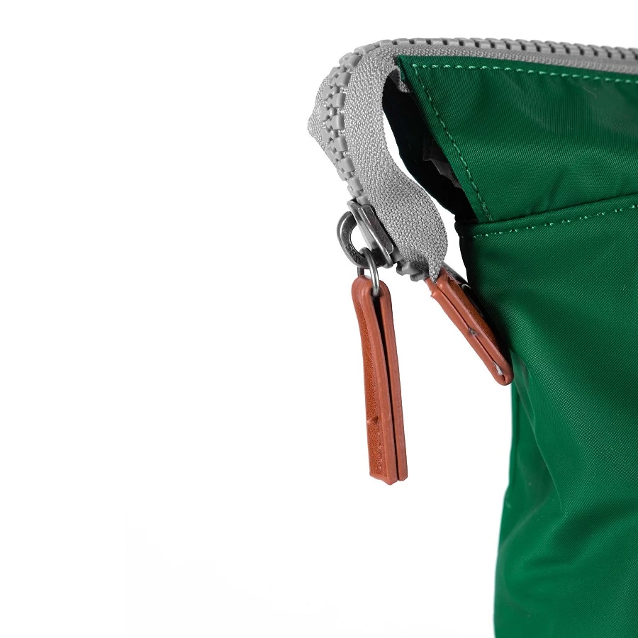 Mochila Roka London Bantry B Mediana Sostenible Nylon Verde (Emerald) 7 Mochila Roka London Bantry B Mediana Sostenible Nylon Verde (Emerald) - Imagen 5