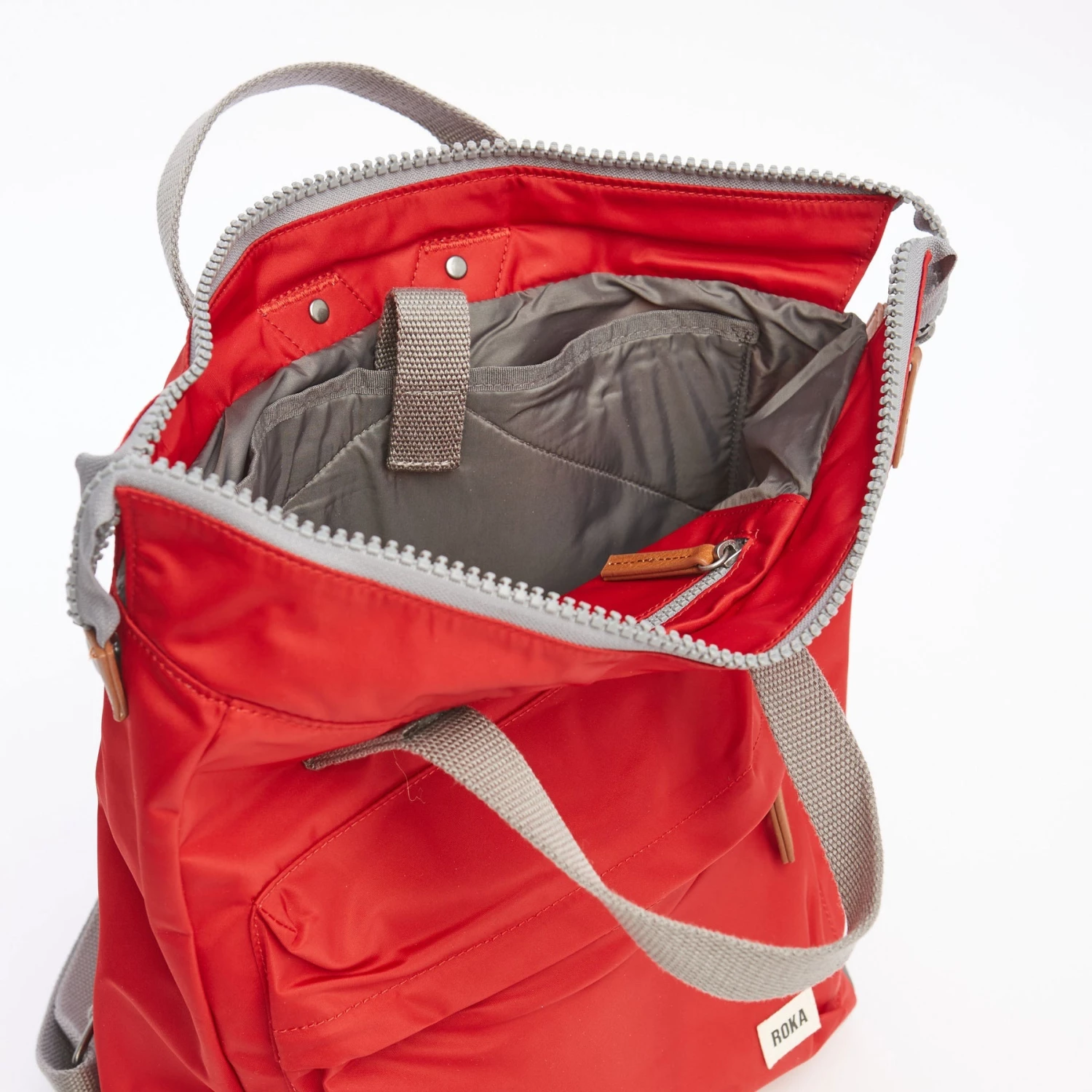 Mochila Roka London Bantry B Mediana Sostenible Nylon Rojo (Cranberry) 6 Mochila Roka London Bantry B Mediana Sostenible Nylon Rojo (Cranberry) - Imagen 4
