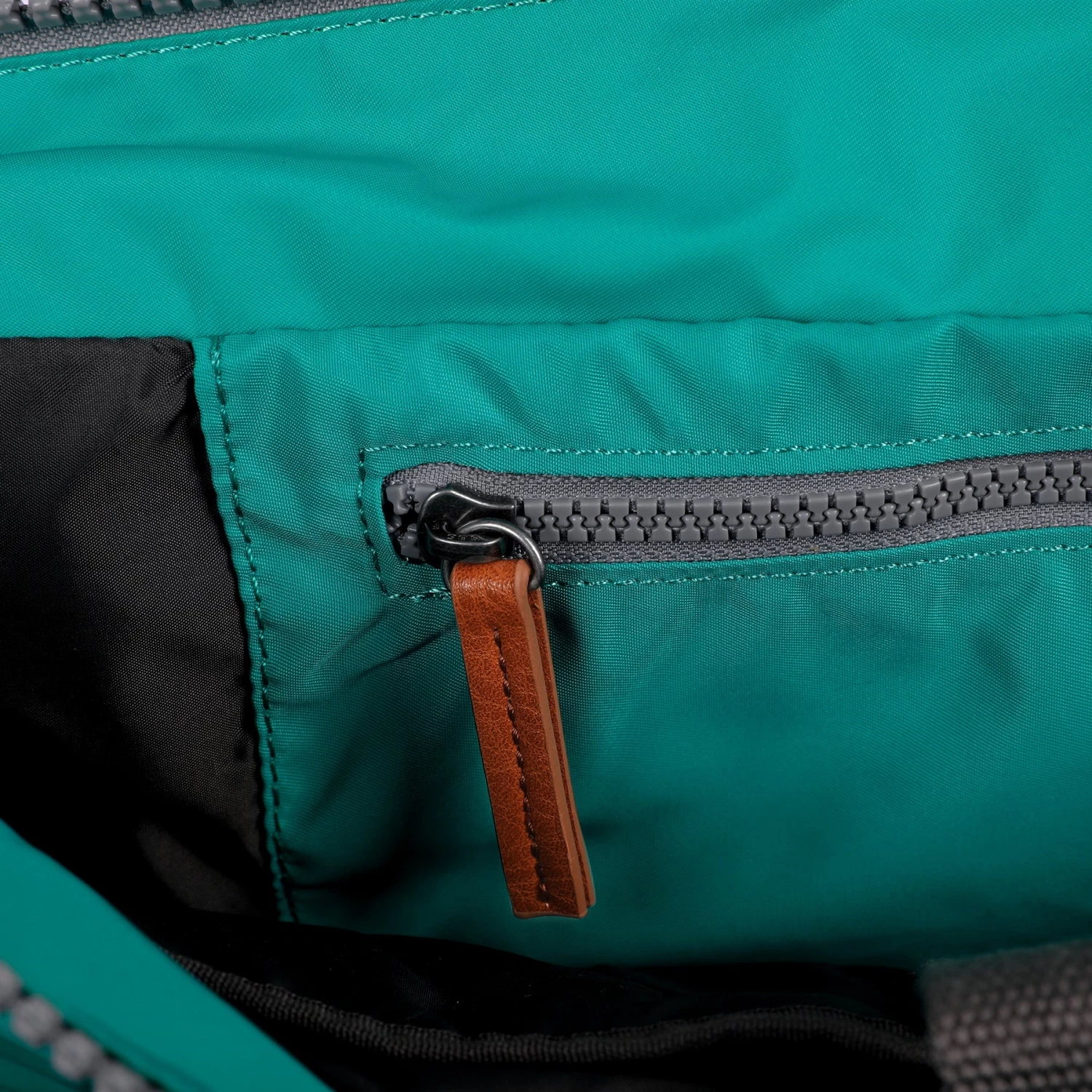 Mochila Roka London Bantry B Mediana Sostenible Nylon Verde (Cyan) 7 Mochila Roka London Bantry B Mediana Sostenible Nylon Verde (Cyan) - Imagen 5